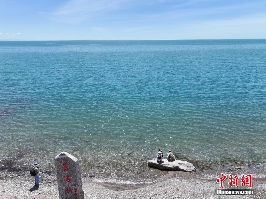 海北藏族自治州刚察县境内的青海湖圣泉湾景区观赏湟鱼洄游并拍摄记录