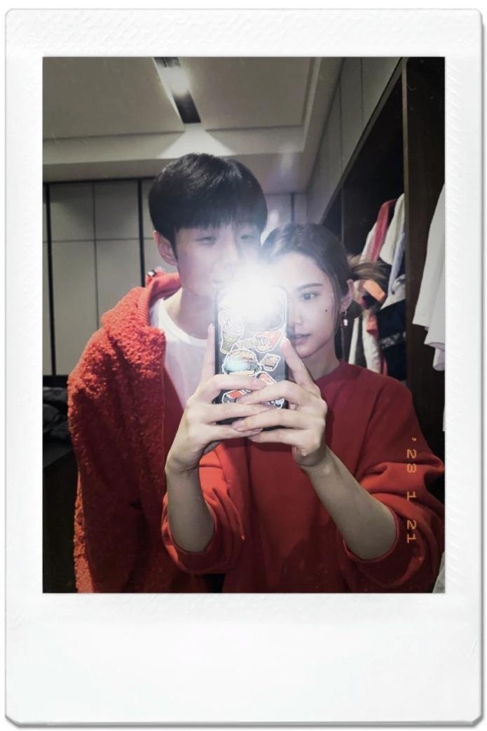 杨丞琳李荣浩逛街被偶遇,夫妻俩挽手同行超甜,同色系穿搭好般配