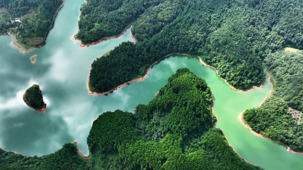 9月6日拍摄的贵州省黔东南苗族侗族自治州黄平县旧州镇13阳湖畔美景