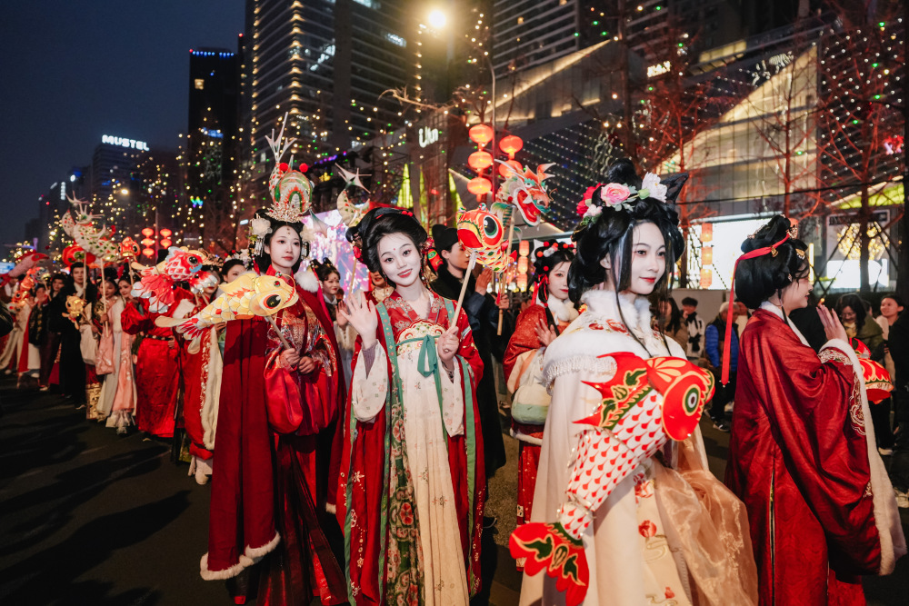 看汉服巡游逛市集赏双塔光影秀成都高新区元宵节主题活动精彩落幕