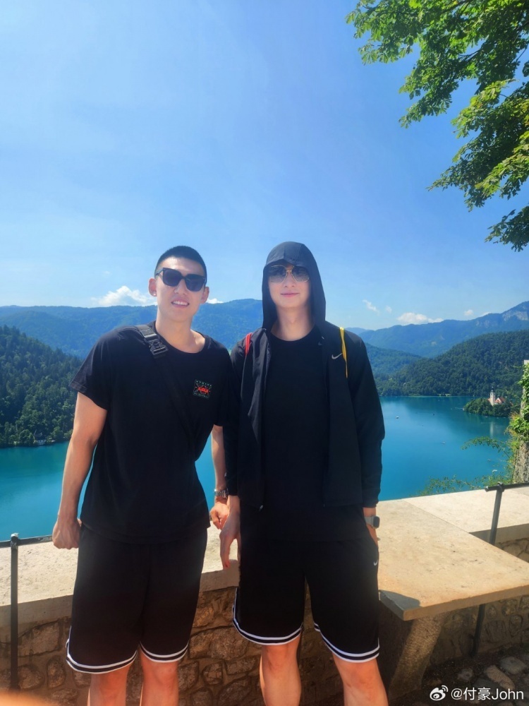 辽篮三人组付豪晒与张镇麟&赵继伟合照:世界杯加油!