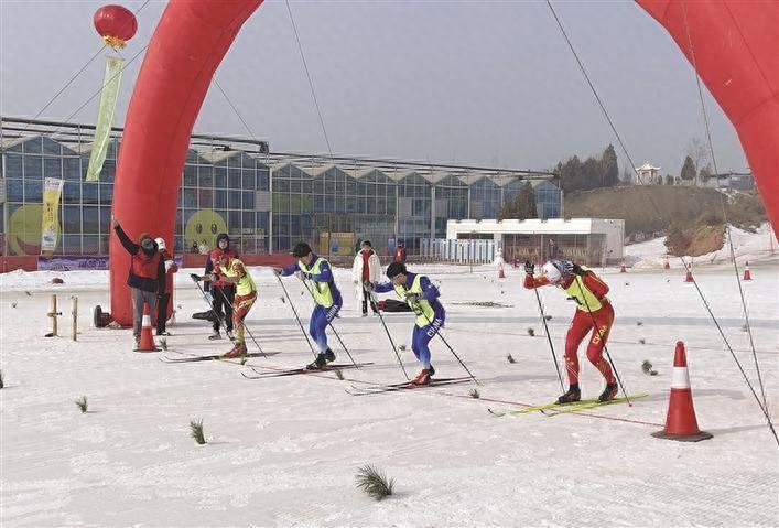图为我市运动员参加省十六届运动会越野滑雪比赛现场.
