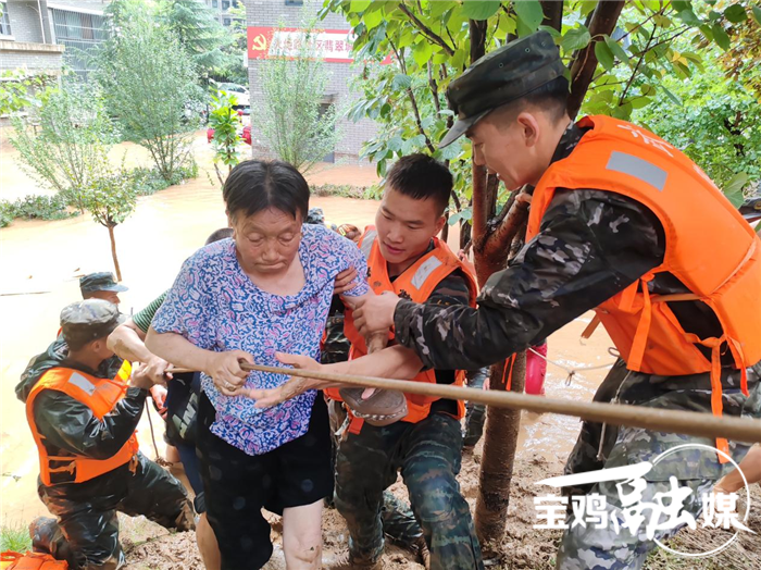 守护陈仓橄榄绿 血肉筑堤写忠诚——记武警陕西总队宝鸡支队参与防汛