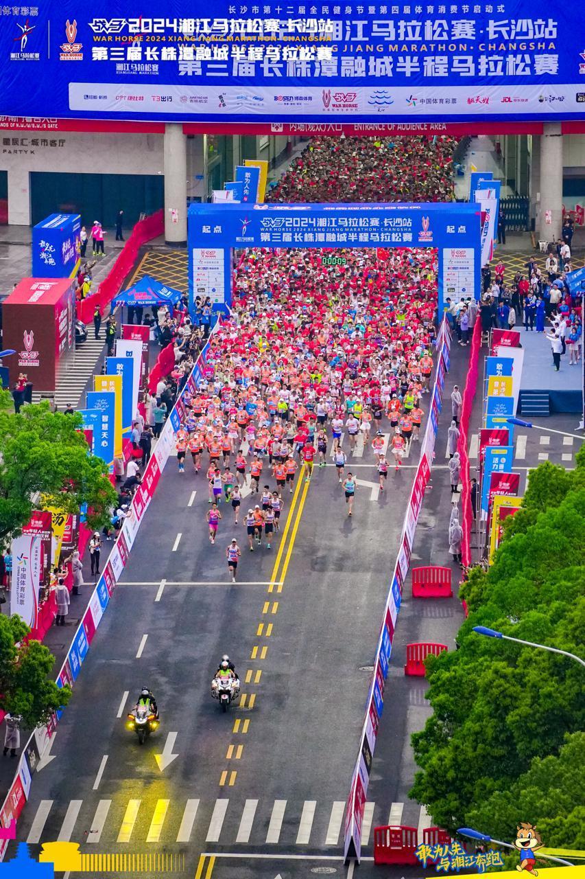 早上6时许,记者就在地铁上偶遇了一大波赶往贺龙体育中心的参赛选手们