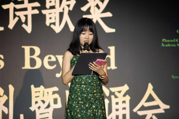高校诗人杨依菲：写作让我不留遗憾，顶度诗歌奖成为我写诗历程中的一枚重锚_腾讯新闻