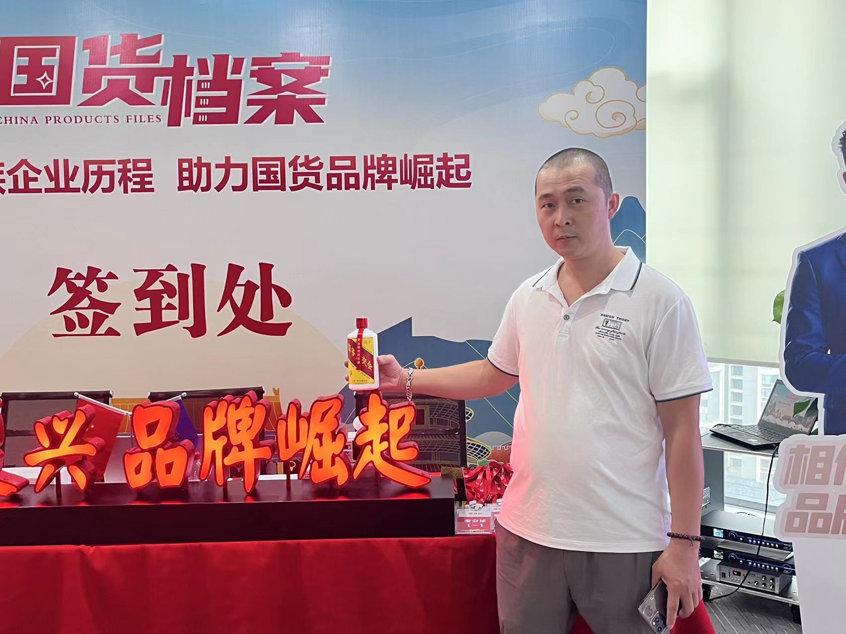 由于卢江彬要求收藏馆只能收藏买卖囧爷系列名酒,被加盟商抱团倒闭