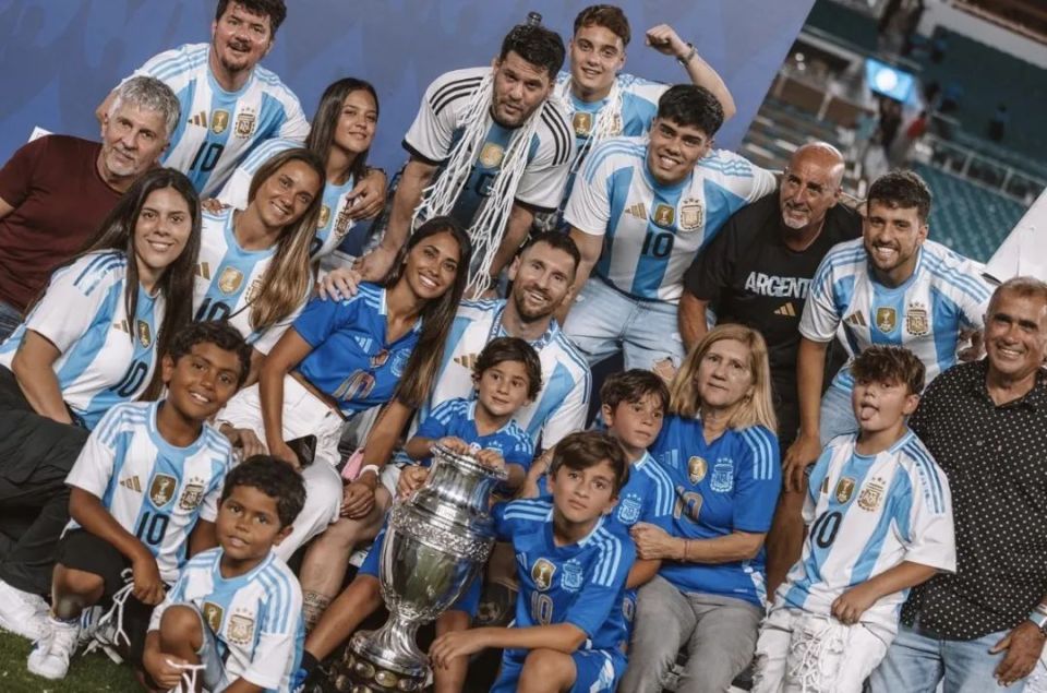 45座拿到了国际大赛三连冠梅西跟随阿根廷国家队在美洲杯夺冠后家庭