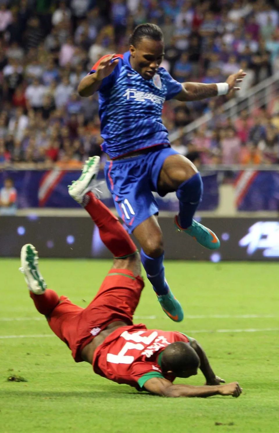 2012赛季,申花引入两位世界级外援阿内尔卡和德罗巴,两人来到上海前