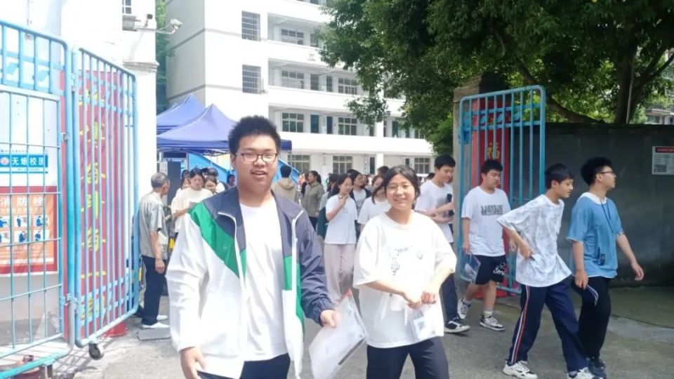 七一校区考点南充五中青龙山校区考点南充高中嘉陵校区考点营造平安
