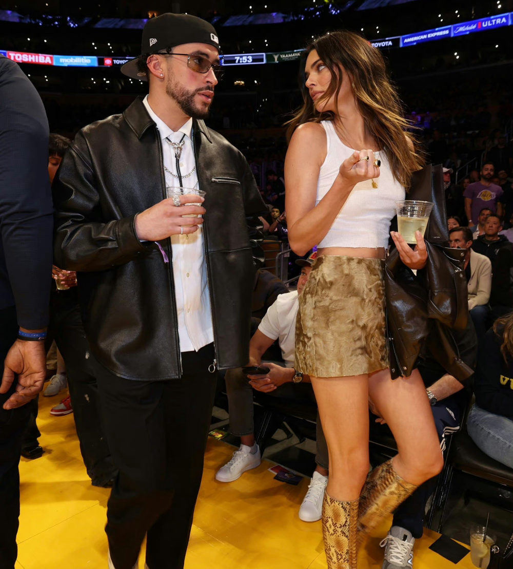 秀恩爱詹娜与现任男友观战湖人勇士g6刚出局的布克又遭打击