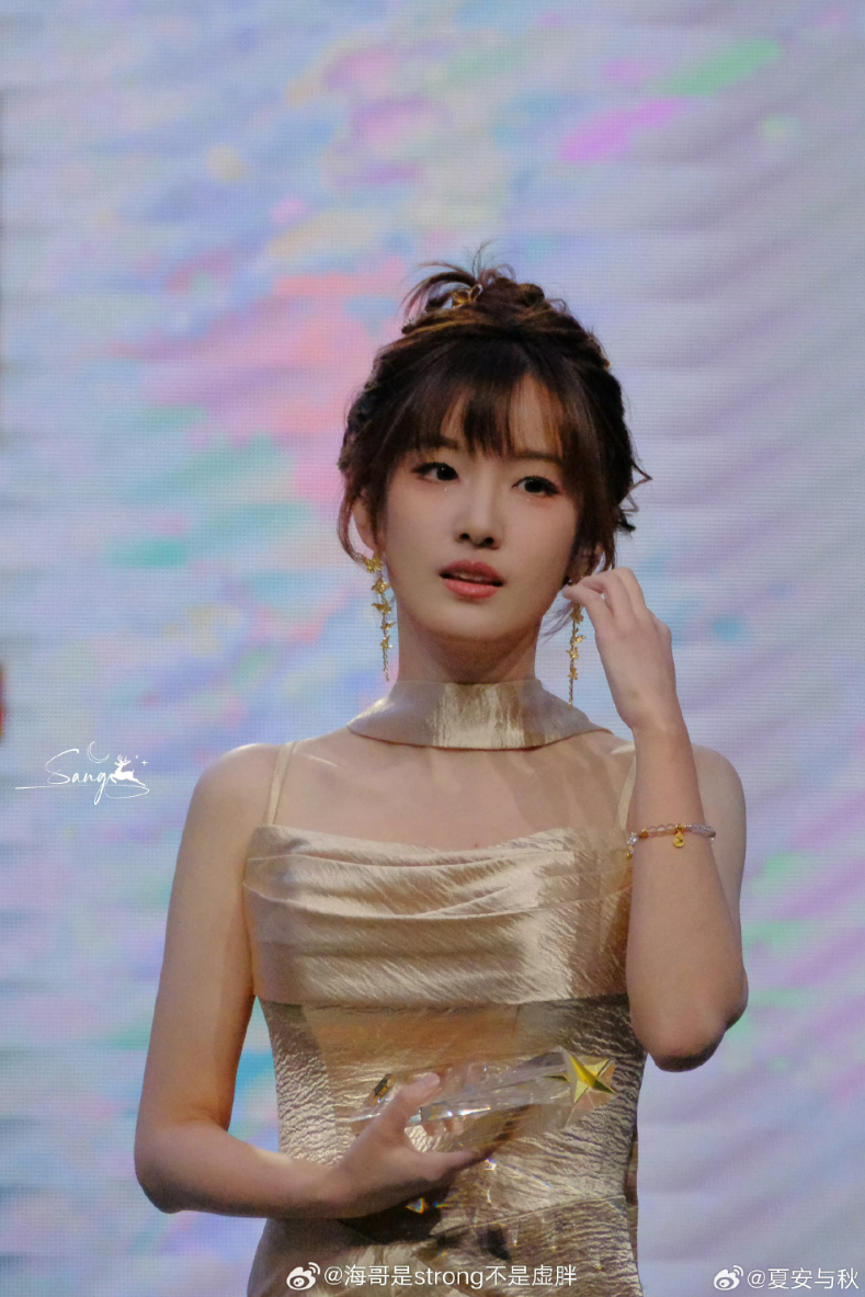 【LPL老婆】夏安金色吊带礼服，是金子总会发光_腾讯新闻