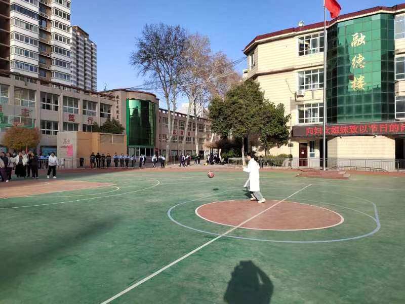 巾帼如花不负韶华郑州市第四十四初级中学举行三八国际妇女节趣味体育