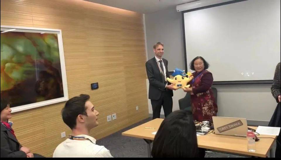 向世界讲好中国故事“小小外交官”走进新西兰驻华大使馆