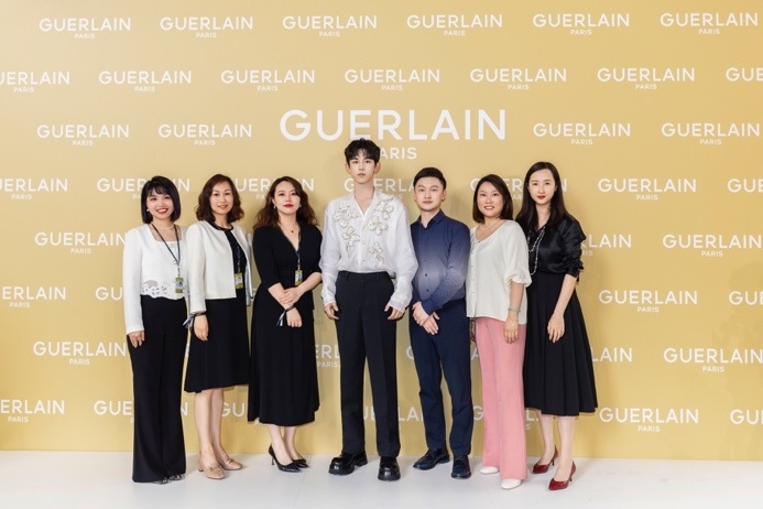 法国娇兰品牌挚友郭俊辰惊喜现身南京金鹰国际购物中心 携帝皇蜂姿 探