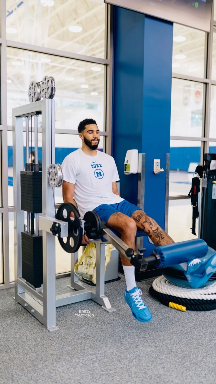 塔图姆ins晒回母校杜克训练组图_腾讯新闻