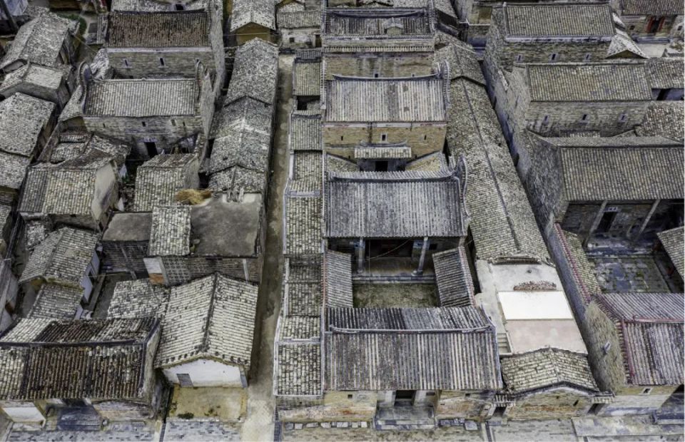 整个建筑严格按照"中轴明显,左右对称"布局,两侧对称地配以厢房与庑廊