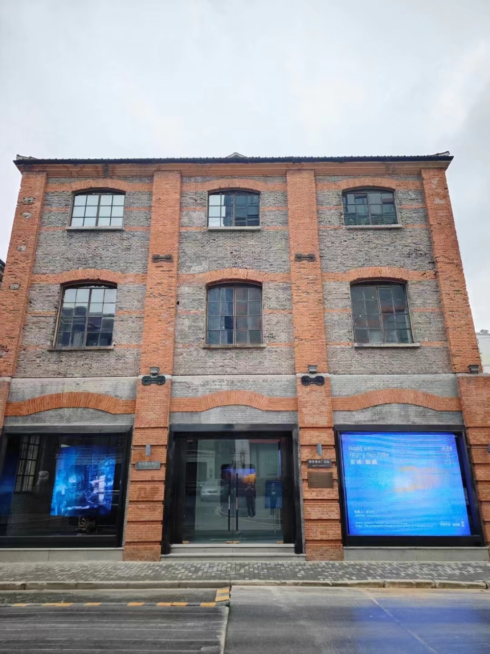 4月8日,上海华贸中心在这座老建筑改造的空间中举办艺术家黄威个展"