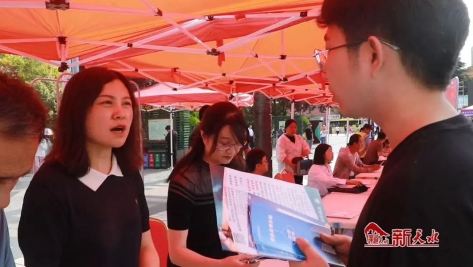 招聘现场,兰州交通大学应届毕业生史小斌告诉记者:"我学的专业是电气