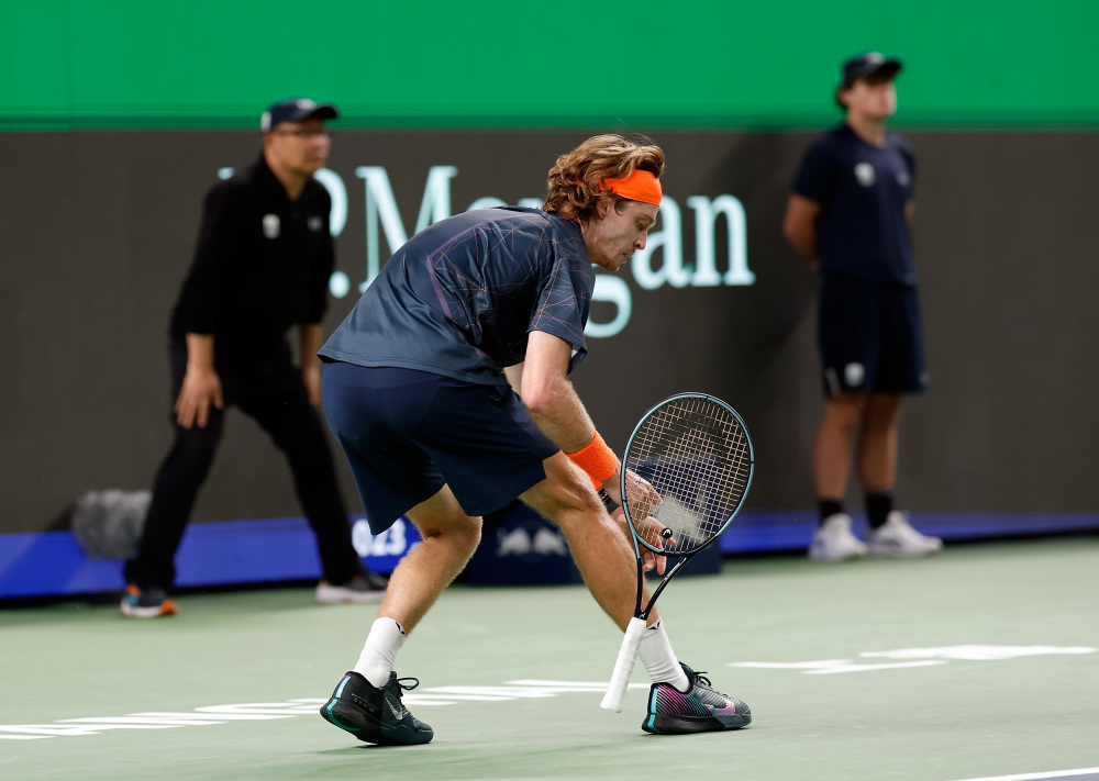 网球——上海大师赛:卢布列夫晋级四强