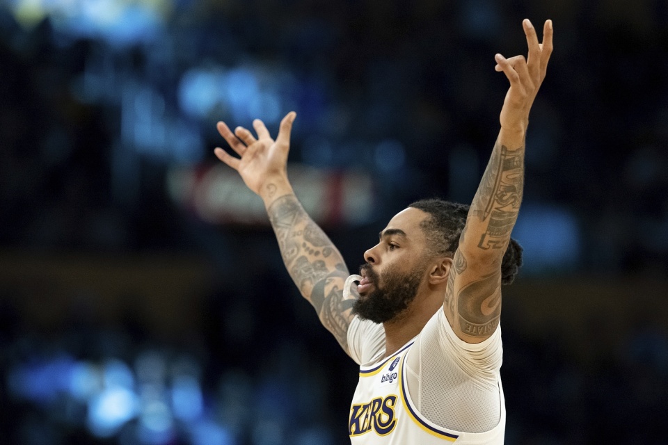 湖人情报站|詹姆斯两手准备 选帅倾向浓眉 瓦妮莎为科比球馆剪彩