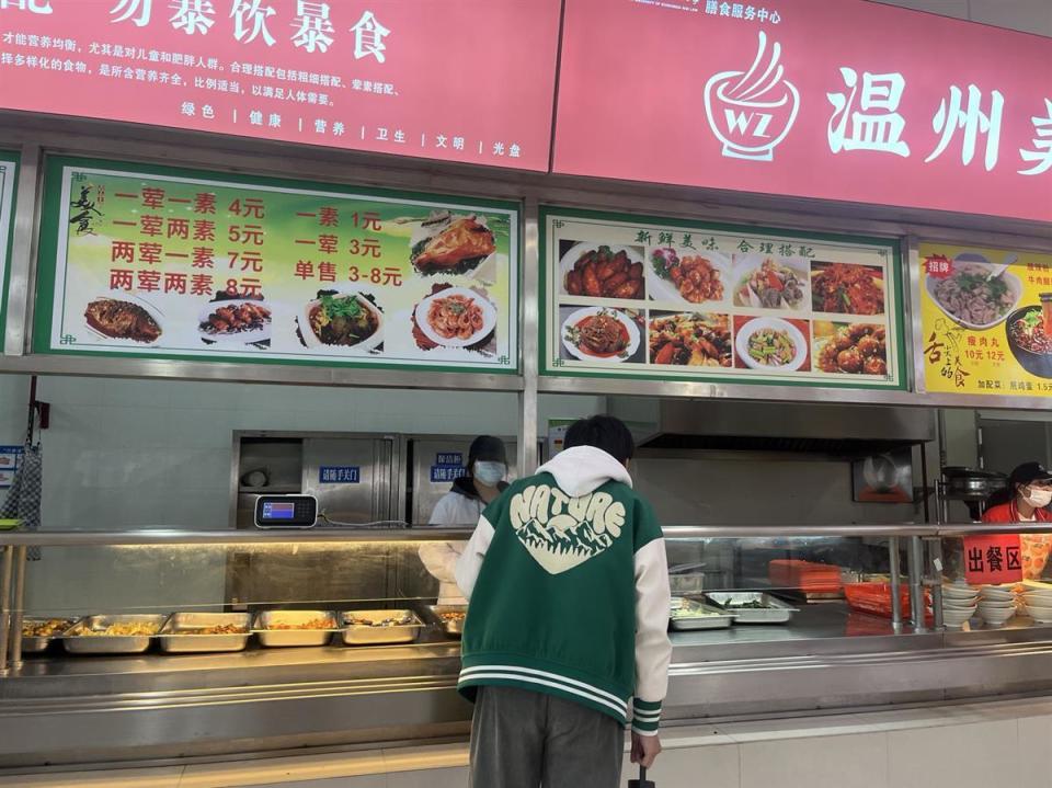 高校食堂连续11年坚持"一元菜",学生3元就能吃饱