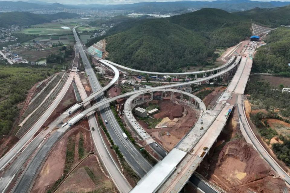 吊装桥梁梁板姚南高速公路起于姚安县城东侧接新楚大高速公路姚安枢纽