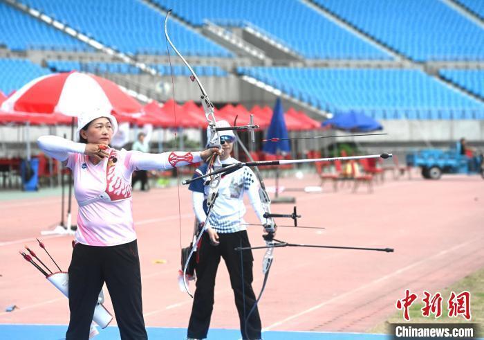 来自全国40支代表队约500名选手参加比赛,比赛设反曲弓,复合弓,光弓