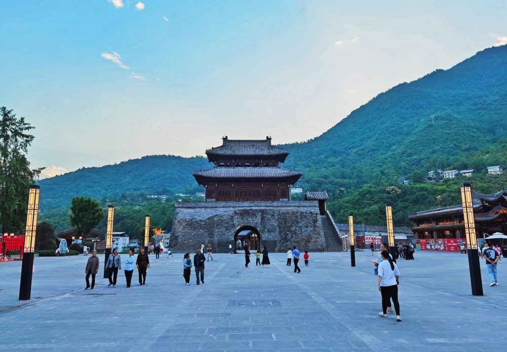 为了做深做靓文物周边业态联动开发,平武县以报恩寺核心ip为引领,全力