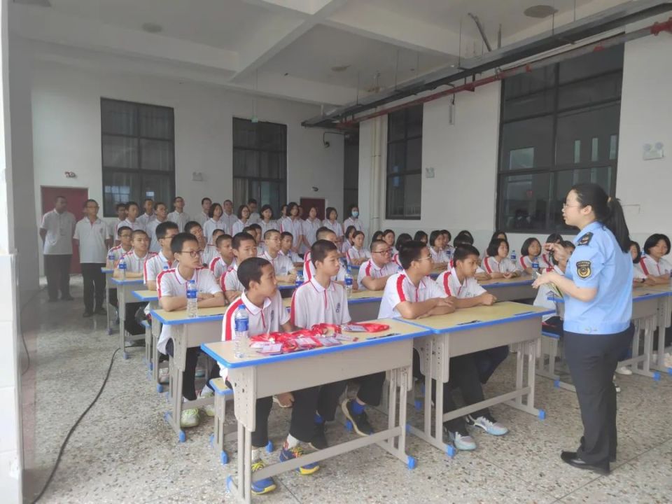 人大代表,家长代表等同步走进泉州南安洪梅中学,南平建阳一中,龙岩