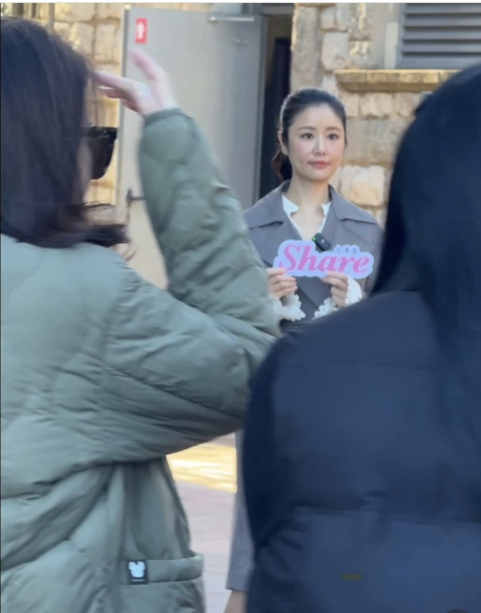 48岁林心如现状国外拍摄被偶遇穿绿色风衣扎高马尾像30岁