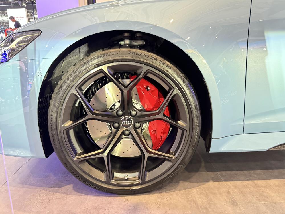 在外观方面,前脸部分当然是rs6标志性的设计理念,黑色的大嘴格栅,黑色