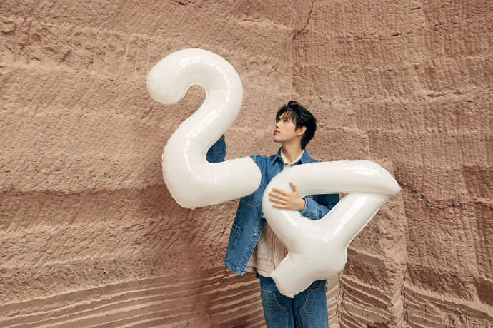 陈飞宇晒照庆24生日怀抱气球阳光帅气精修图宛如卡通人物