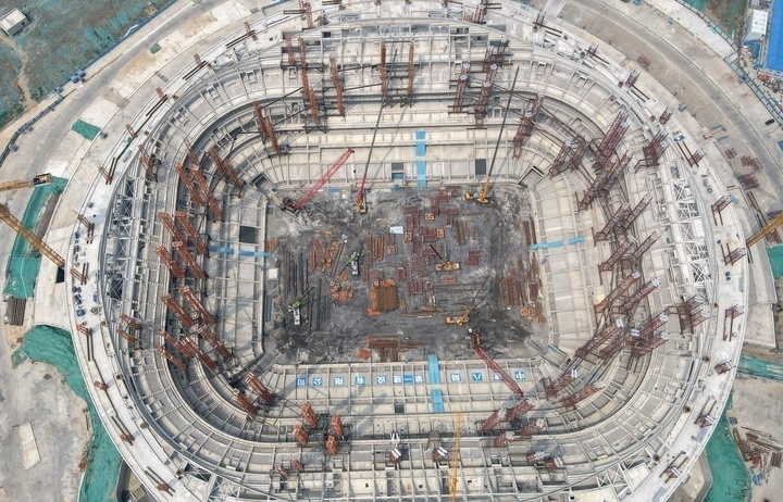 济南首座专业足球场钢结构顶棚施工有序推进