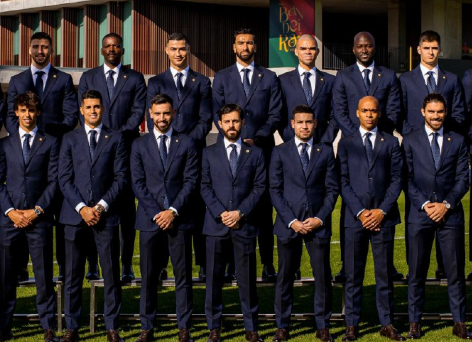 葡萄牙男模队拍西装全家福,c罗将c位让给b费b席自己站第2排