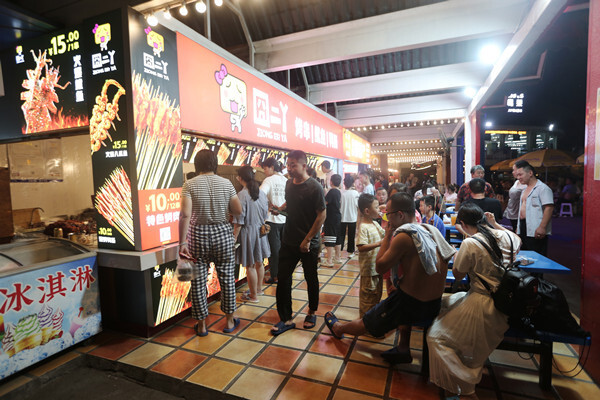 涪陵:烧烤摊成点亮小镇特色夜经济"主力军"