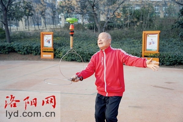 洛阳82岁老人魏绍恩玩转花式空竹
