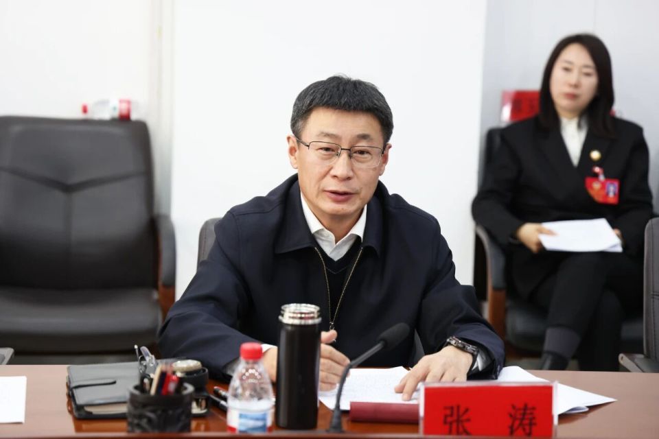 讨论中,张涛认真听取政协委员发言,不时与大家互动交流,对大家的意见
