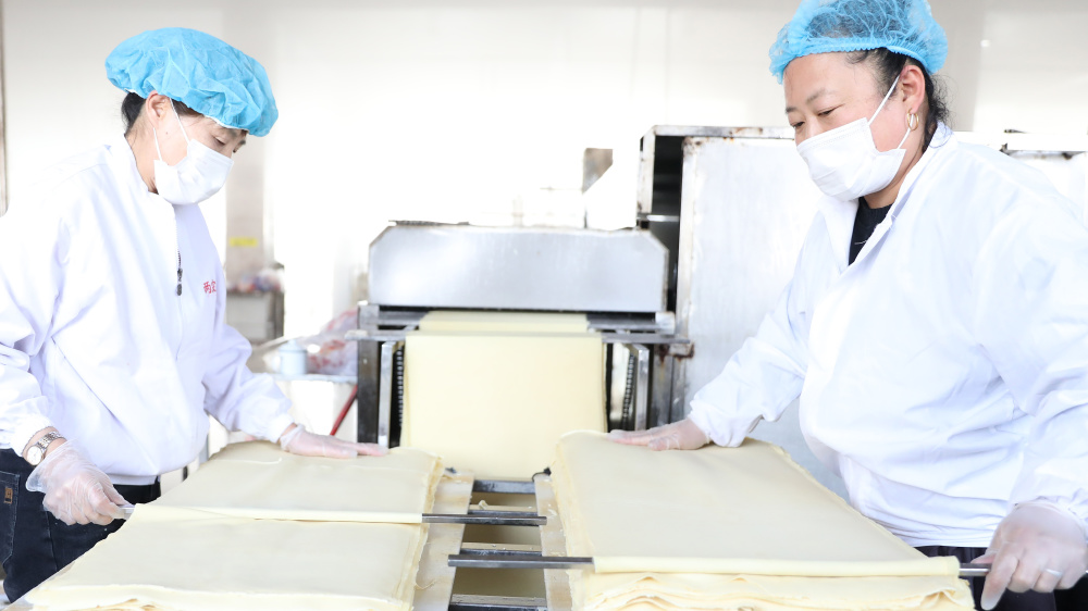 新华全媒 |一张干豆腐的诞生——探访"干豆腐之乡"_腾讯新闻