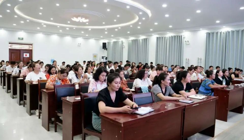 巴楚县阿纳库勒乡第八中学教师赵梦妮说:"在讲座中,我们收获了很