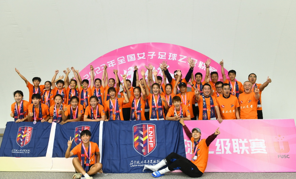 吃止痛药坚持出战 脚部打着固定给队友加油 辽宁女足值得这份荣耀!