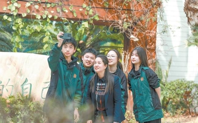 曾获全国创新教育名校长,全国智慧教育校长导师,武汉市首届智慧教师