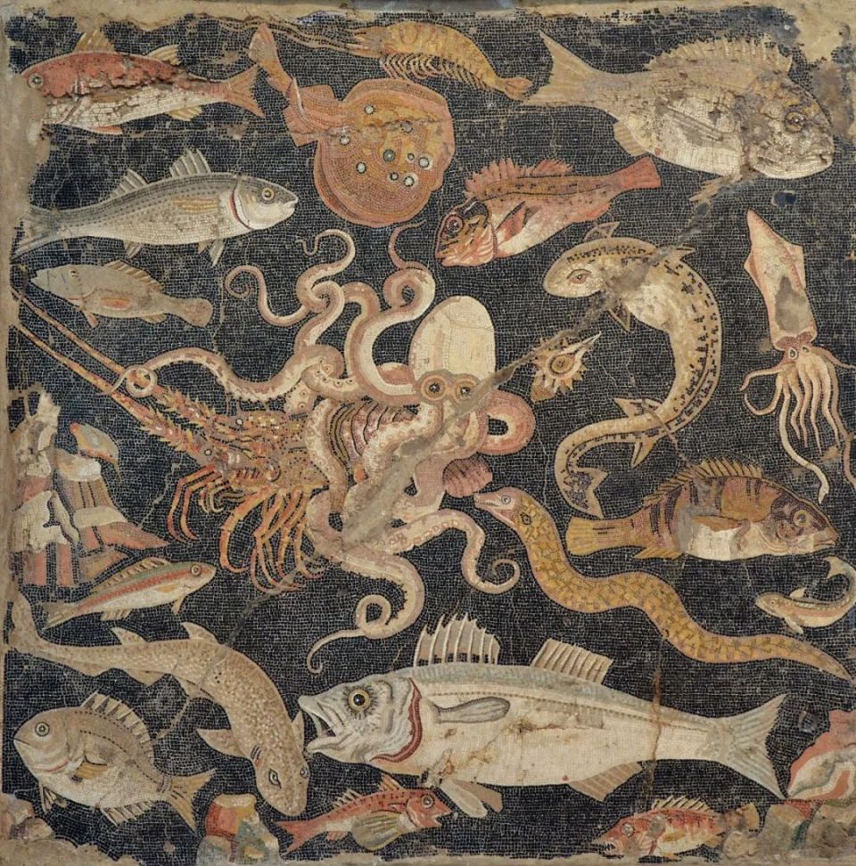 意大利庞贝古城中的马赛克装饰画(公元前2世纪),画面正上方中央正是一