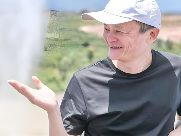 潇洒惬意传马云现身阿曼一家高级餐厅衣着低调朴素