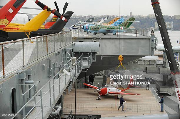 海军开始整活,初教6教练机在航母模拟甲板上起降