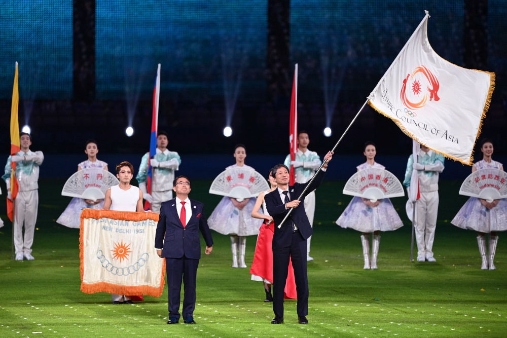 这是闭幕式上的会旗交接仪式.