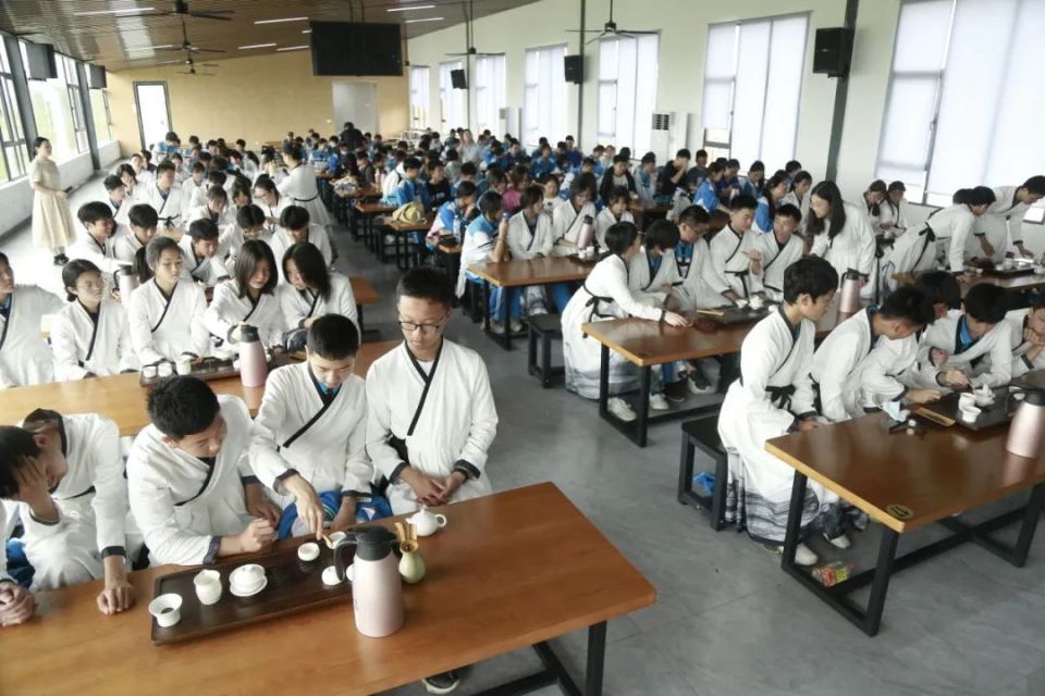 在制茶师傅的指导下,学生们还尝试了炒茶,揉茶等传统制茶工艺,深入