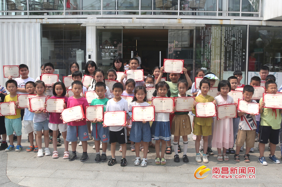 孺子书房第二批孺子小书童聘书发放活动昨举行