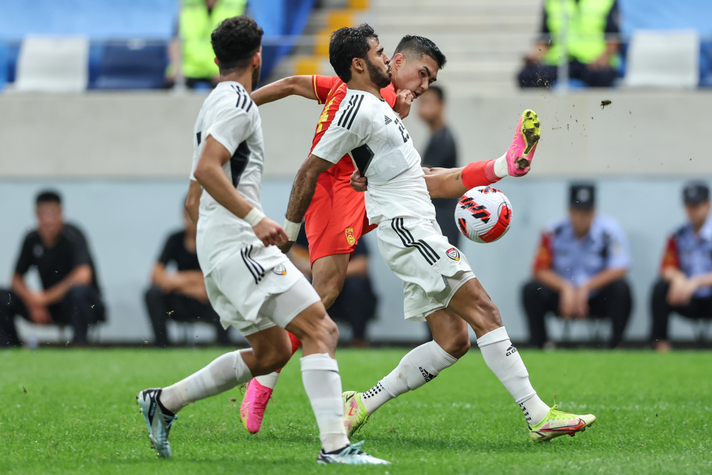 新华社记者 潘昱龙 摄9月6日,中国队球员艾菲尔丁·艾斯卡尔(左)在