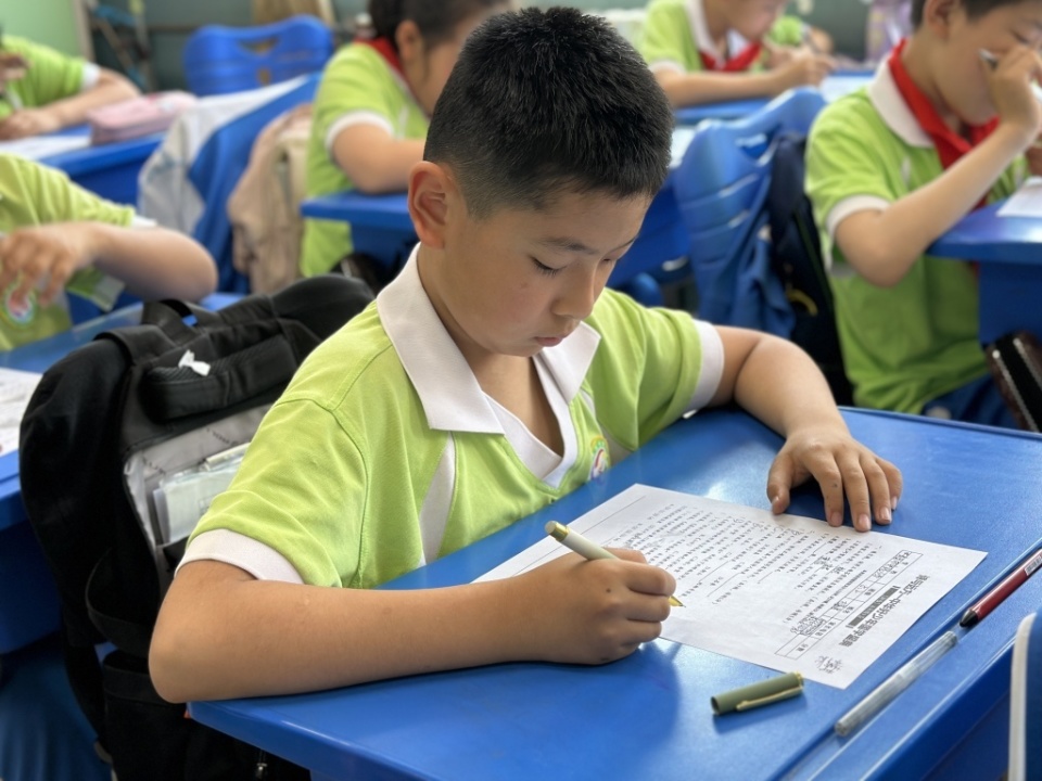 诗魂闪烁,理想飞扬——青岛永安路小学举办"诗与远方"诗词大会弘扬