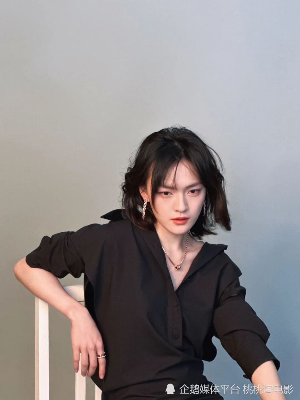 演员文淇《时装》杂志封面大片,深邃眼神完美诠释复杂情绪